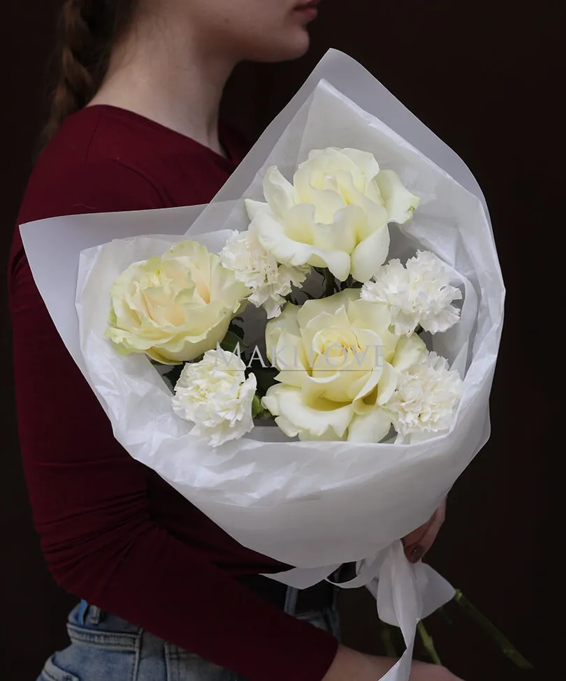 Букет с французскими розами и диантусами