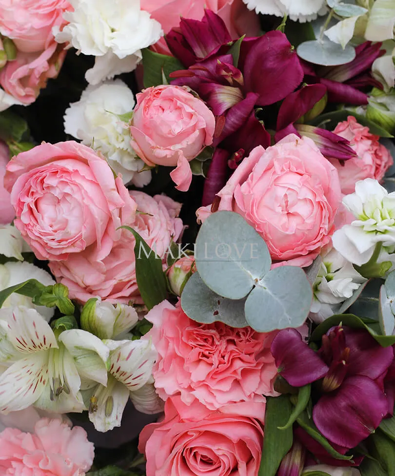 Круглый букет с кустовыми розами