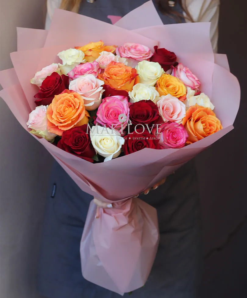 Букет из 25 разноцветных роз в упаковке