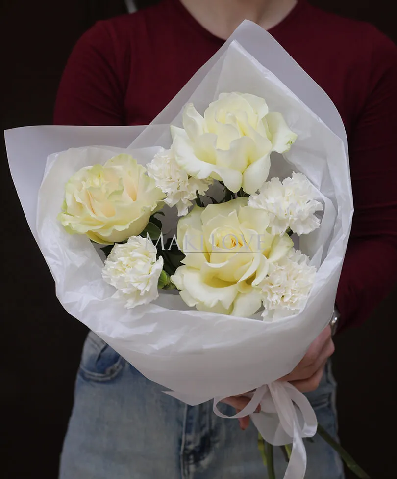 Букет с французскими розами и диантусами