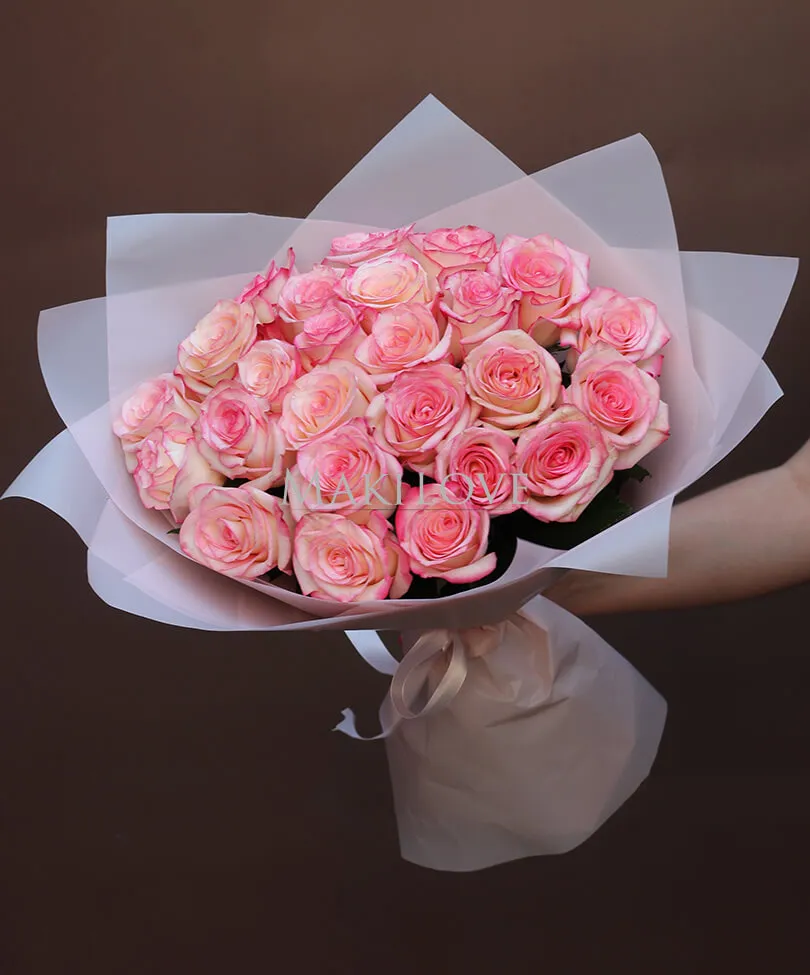 25 розовых роз
