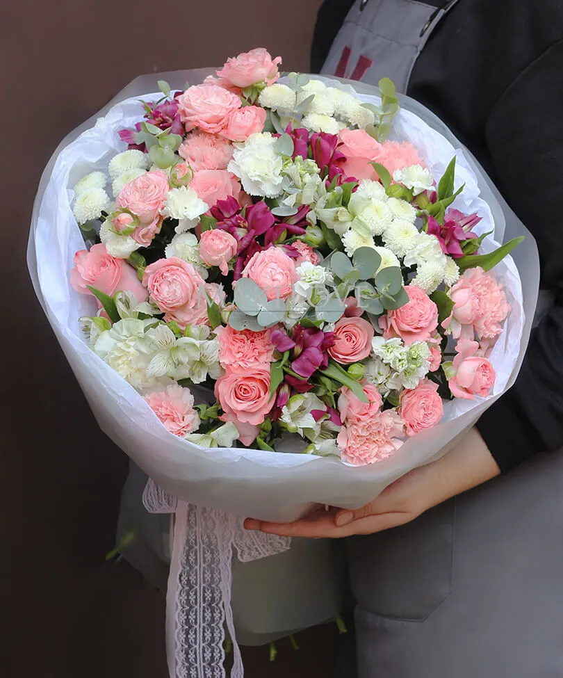 Круглый букет с кустовыми розами