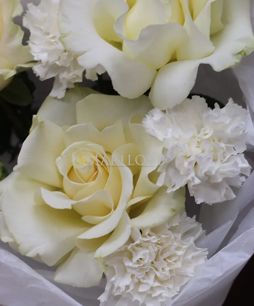 Букет с французскими розами и диантусами