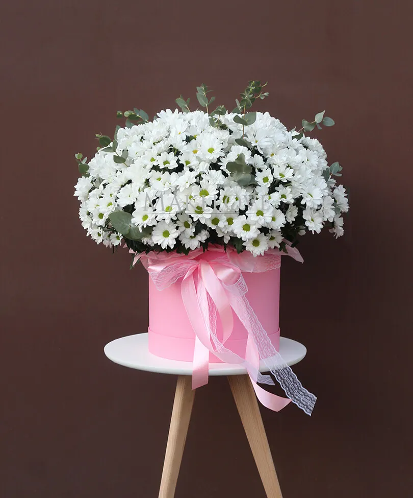 Букет из хризантем в шляпной коробке «Киев»