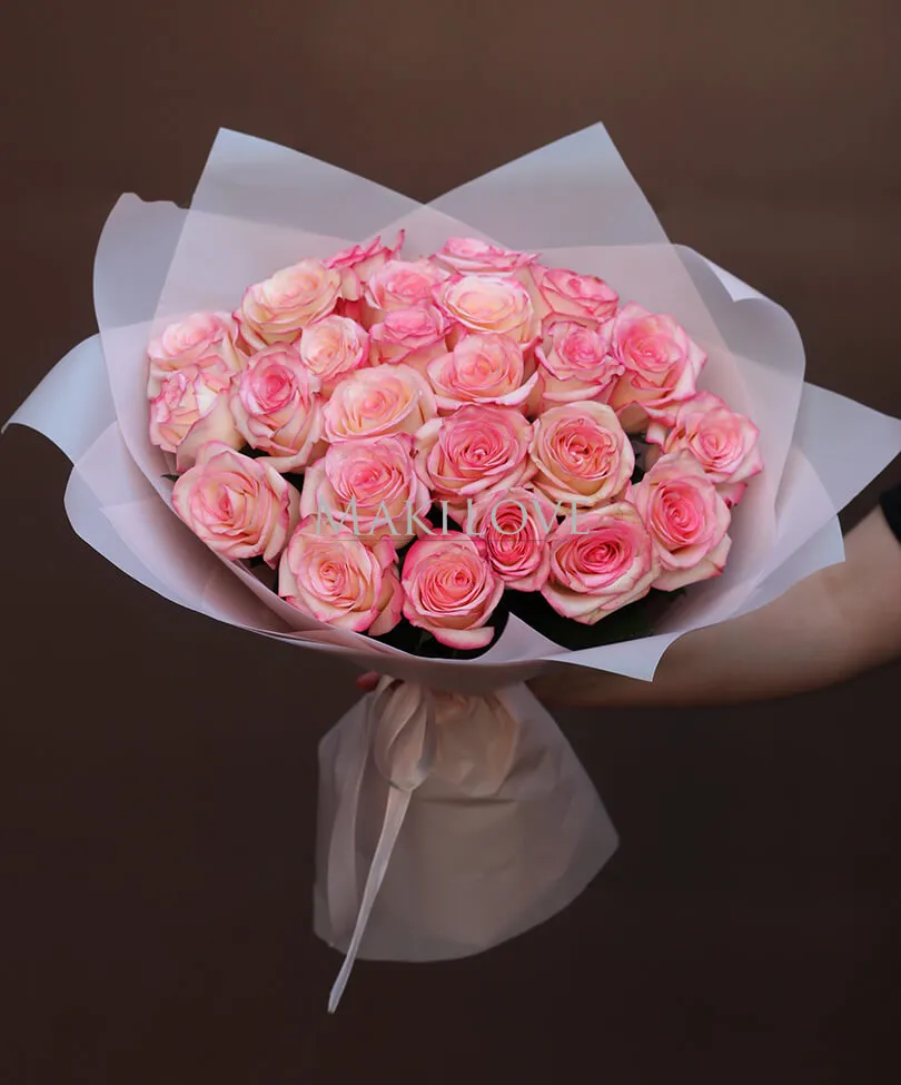 25 розовых роз