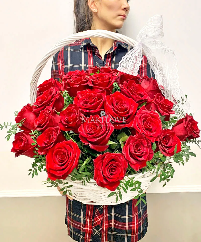 Корзина 33 красных роз