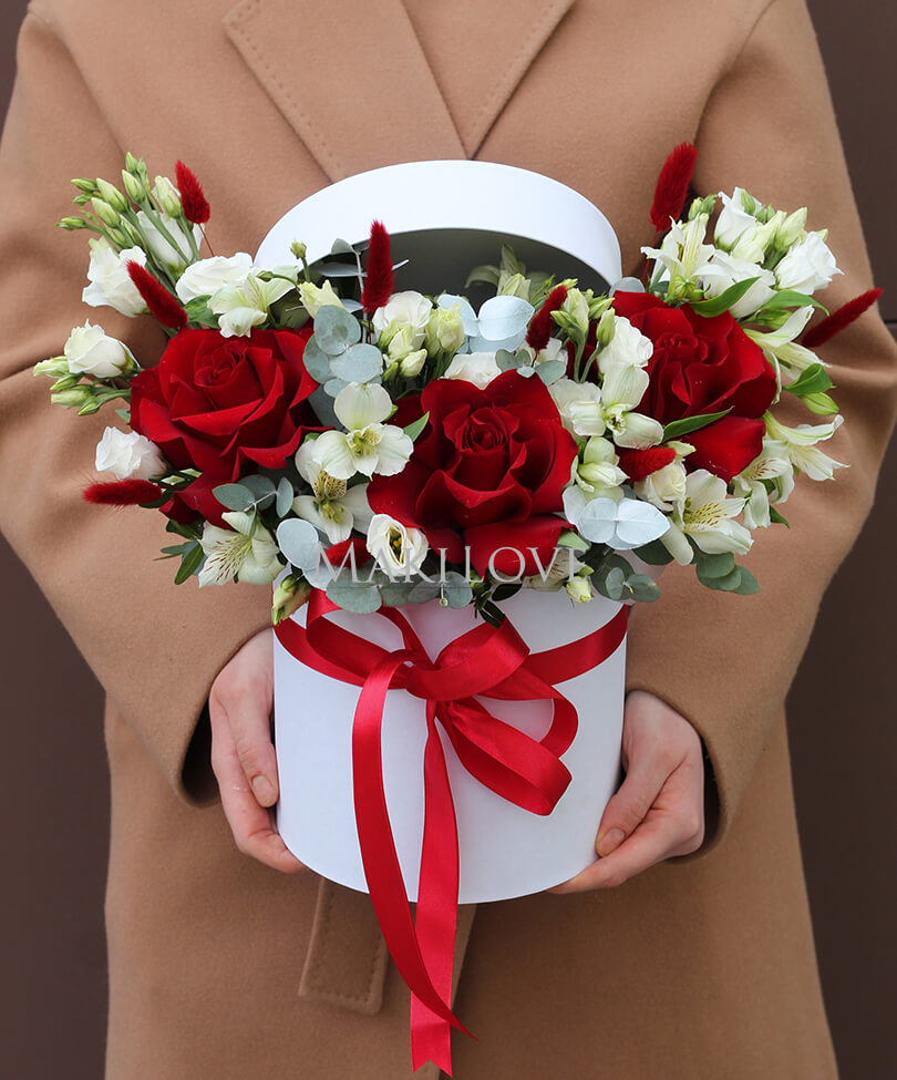 Композиция в шляпной коробке «Боржоми»