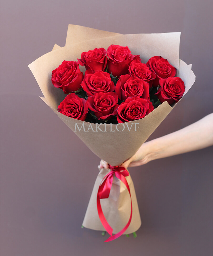 Букет 11 красных роз в крафт бумаге