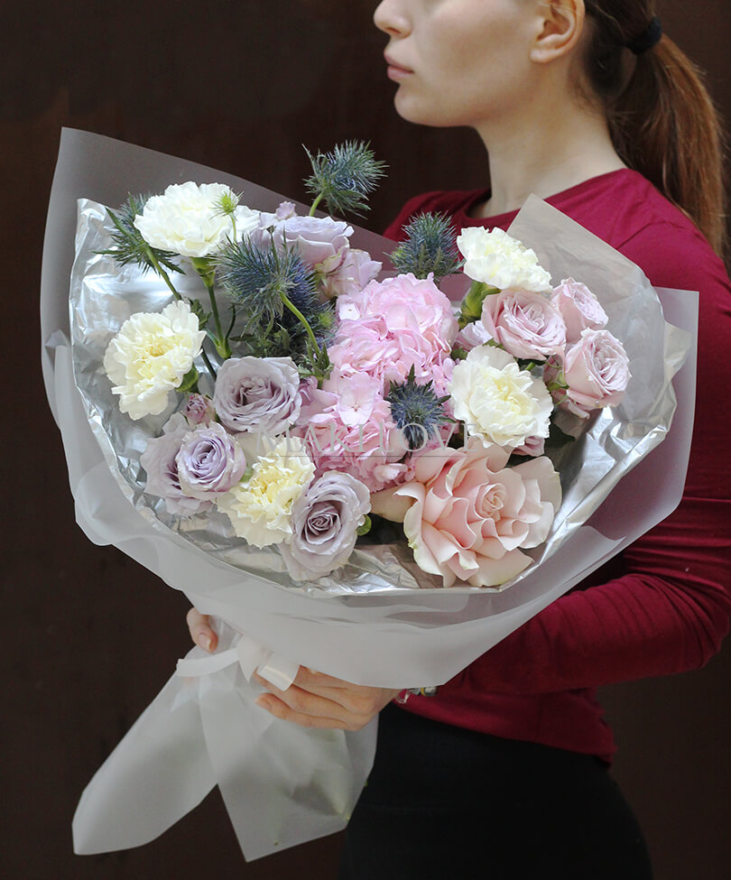 Букет с кустовыми розами "Загадочный"