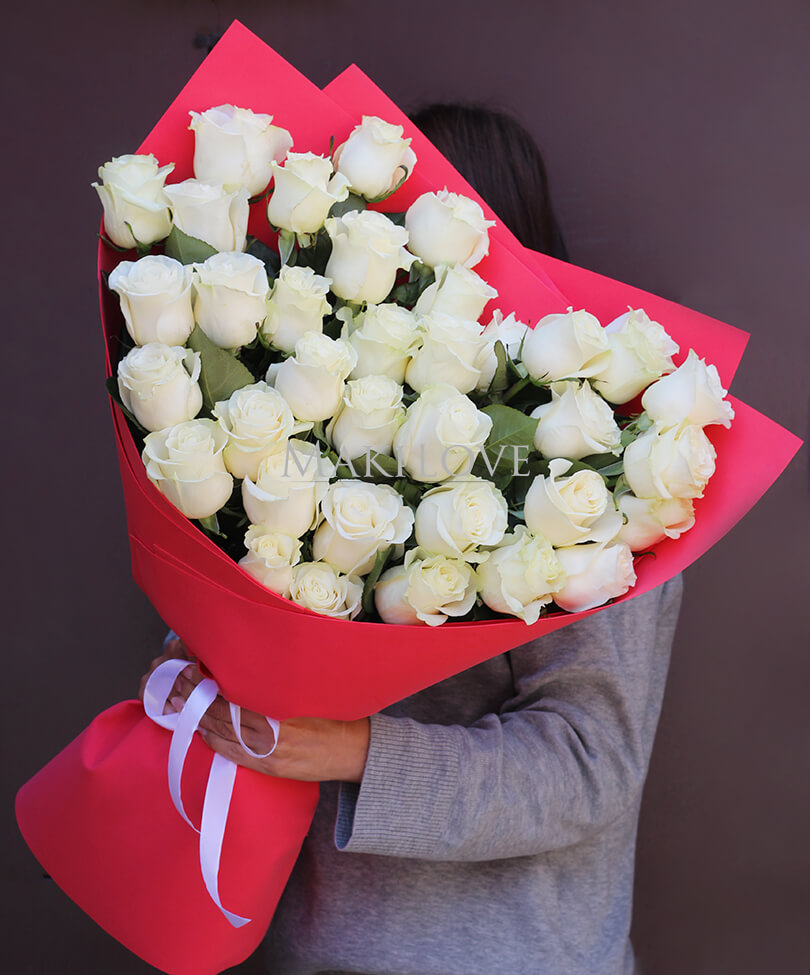 Сердце из 35 белых роз