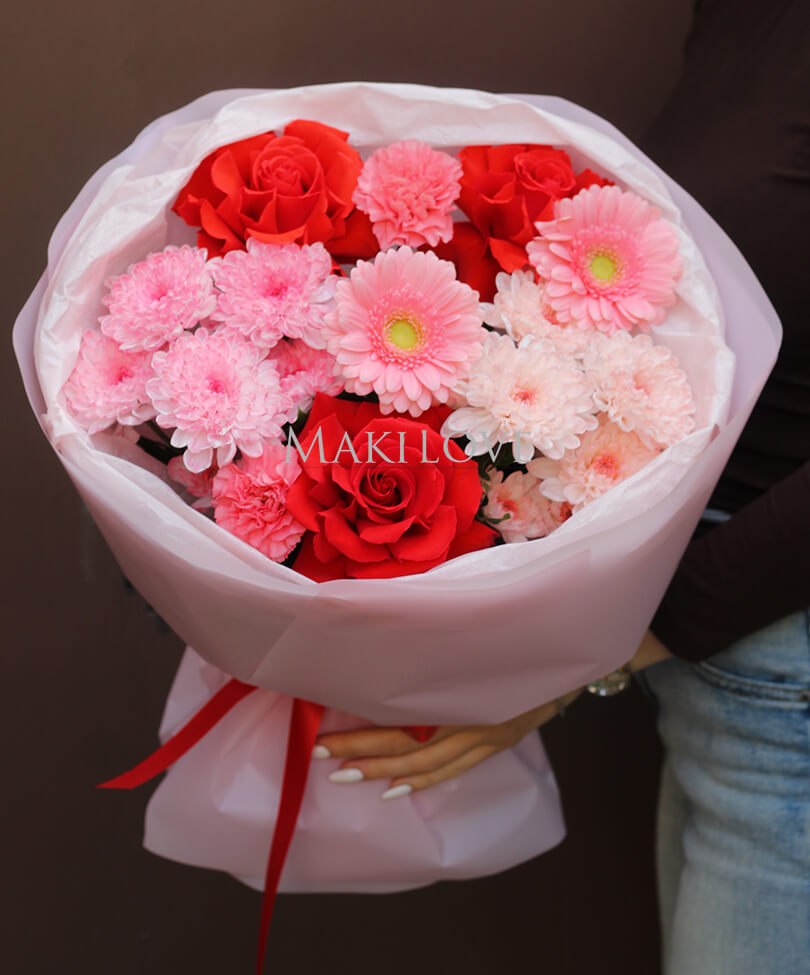 Яркий букет с герберами и розами