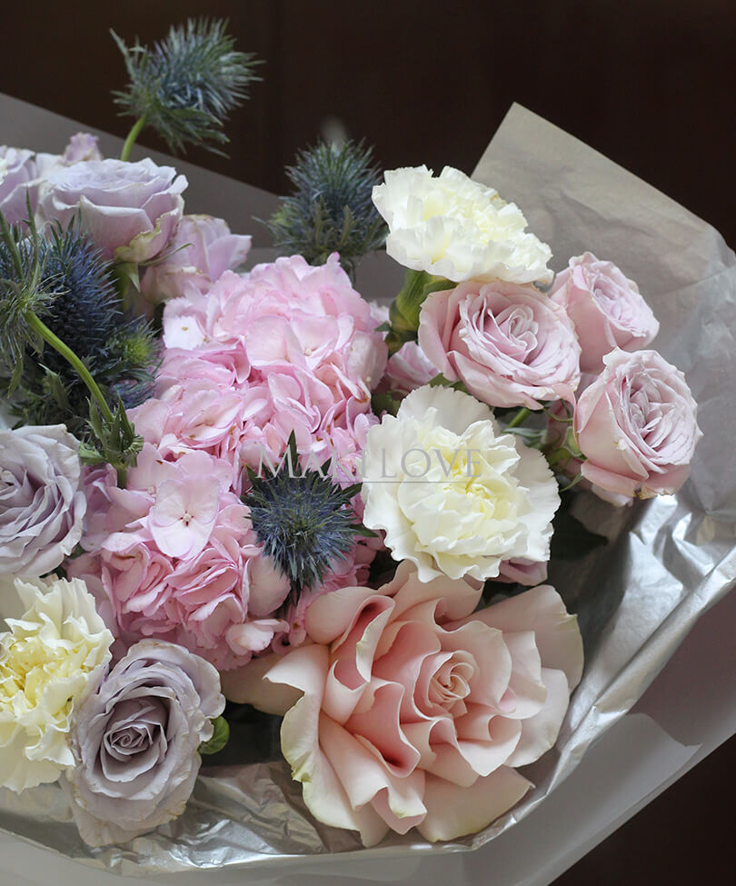 Букет с кустовыми розами "Загадочный"