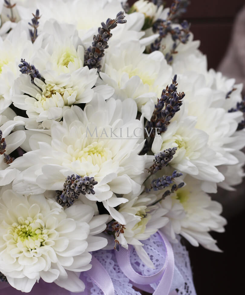 Букет хризантем в шляпной коробке