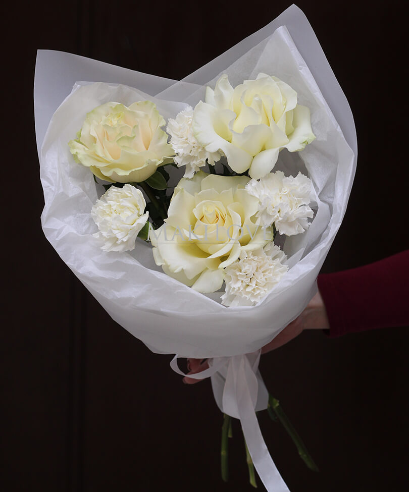 Букет с французскими розами и диантусами