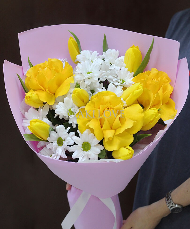 Сборный букет из роз, хризантем и тюльпанов