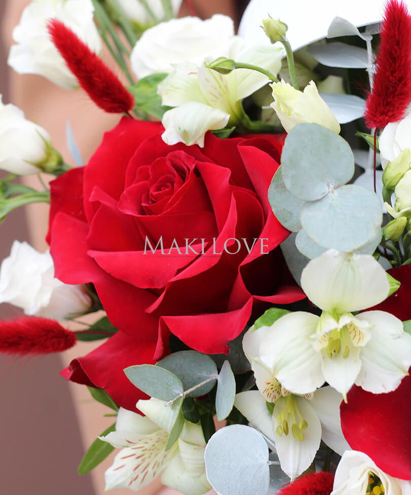 Композиция в шляпной коробке «Боржоми»