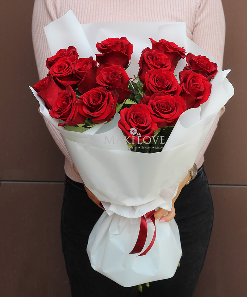 Букет из 15 красных роз в фетре