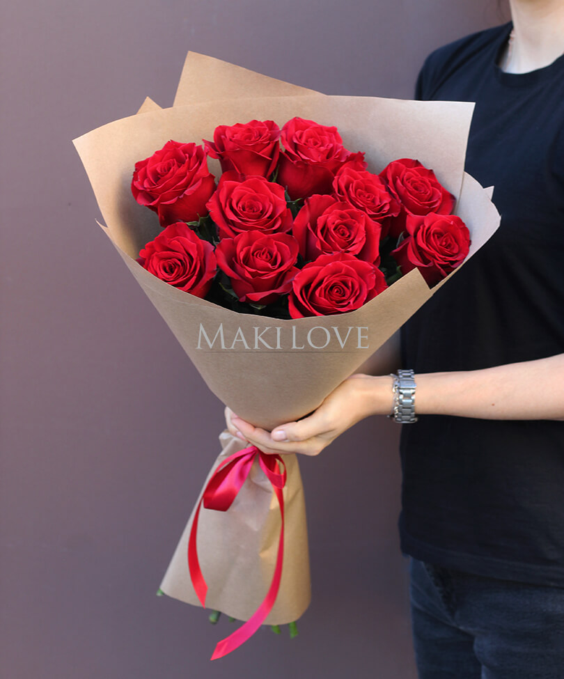 Букет 11 красных роз в крафт бумаге
