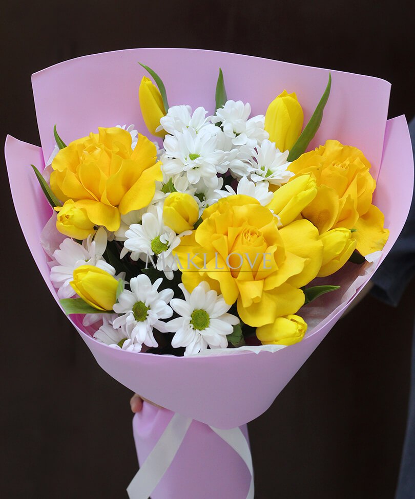 Сборный букет из роз, хризантем и тюльпанов