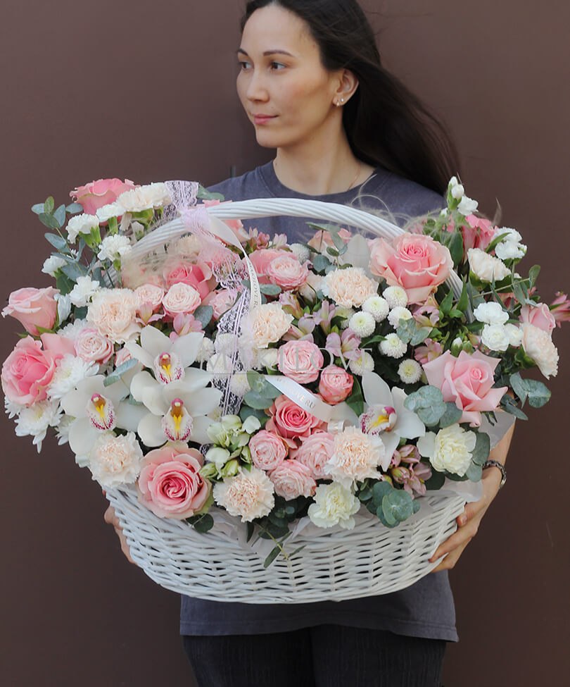 Корзина с цветами "Тайна романтики"