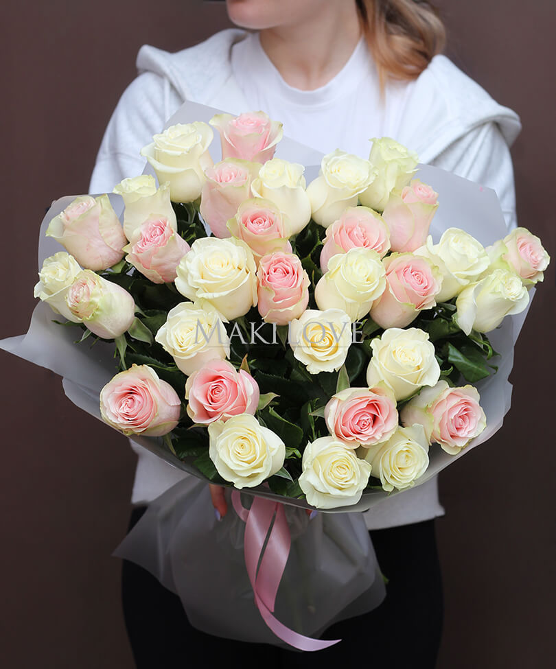 Букет из 31 бело-розовой розы