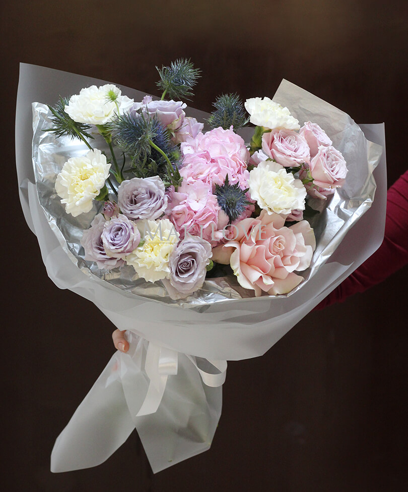 Букет с кустовыми розами "Загадочный"