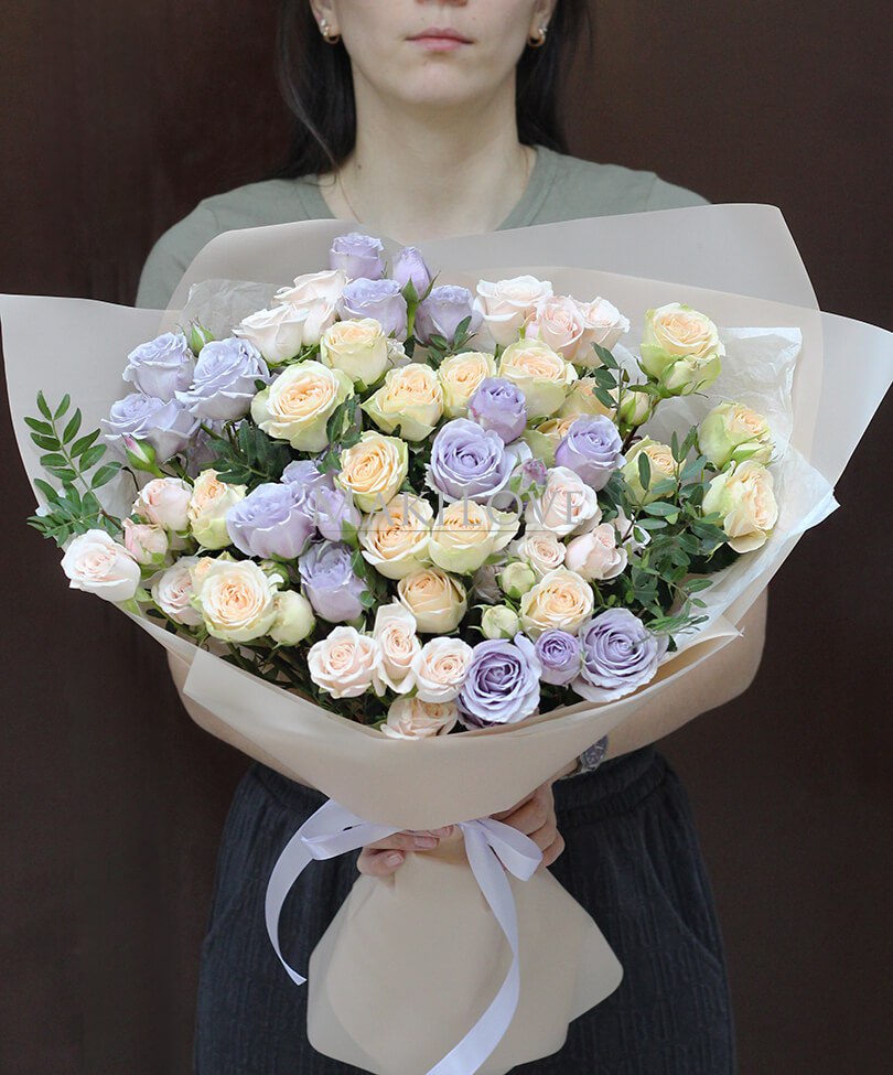 Букет из 15 двухцветных кустовых роз