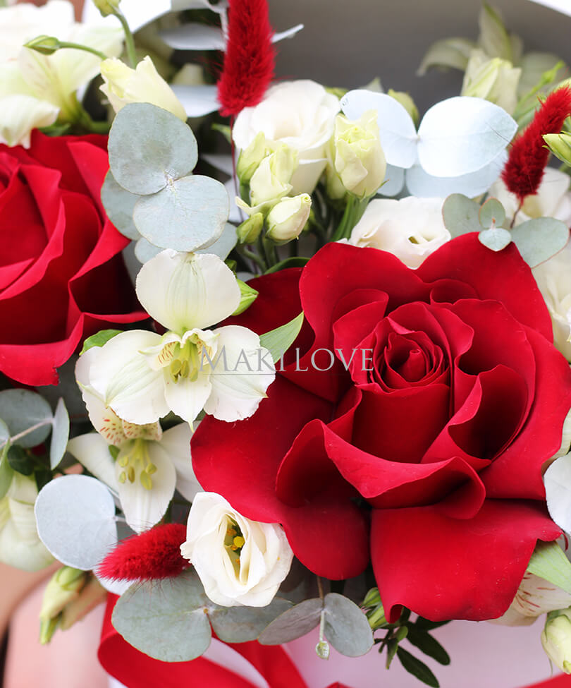 Композиция в шляпной коробке «Боржоми»