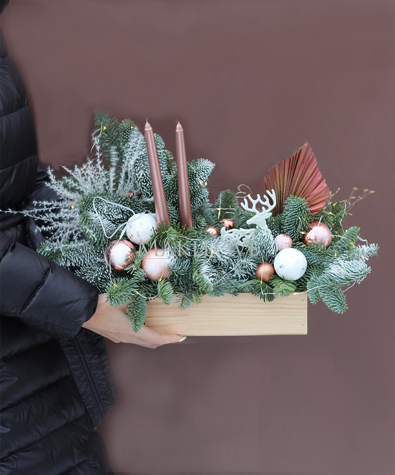 Новогодняя композиция «С праздником!» из еловых веток
