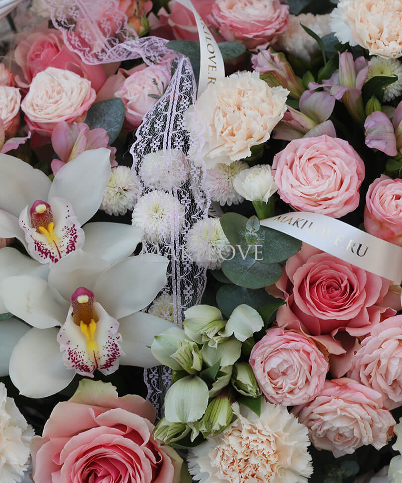 Корзина с цветами "Тайна романтики"