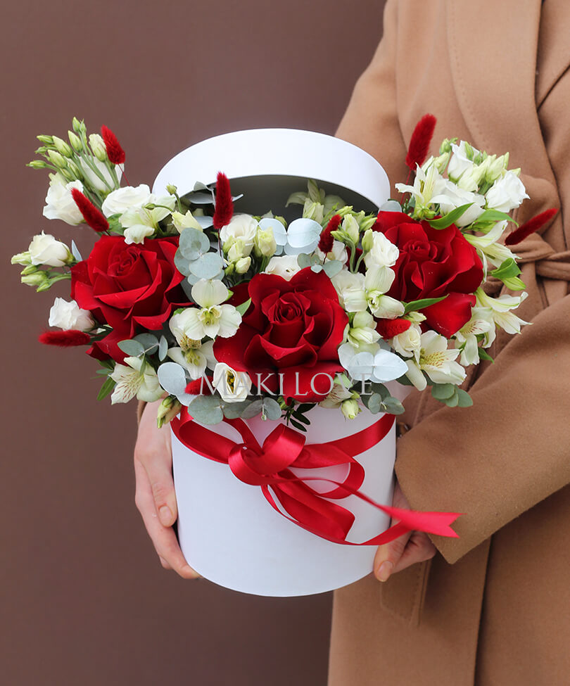 Композиция в шляпной коробке «Боржоми»