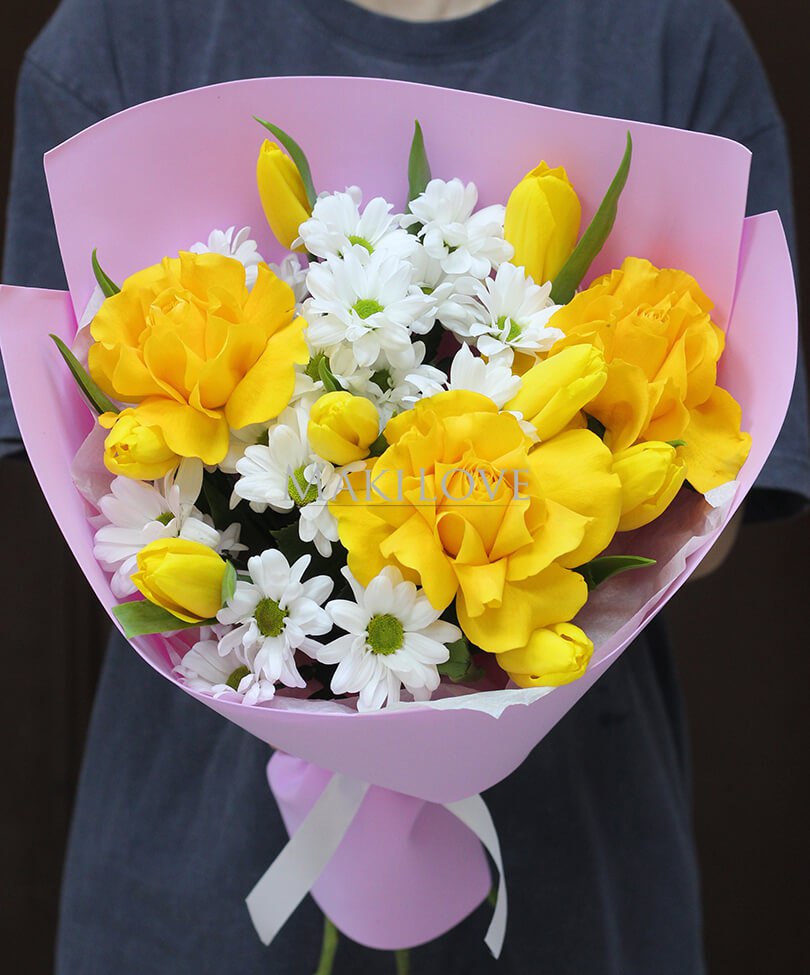 Сборный букет из роз, хризантем и тюльпанов