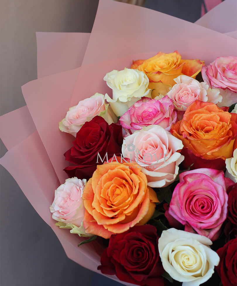 Букет из 25 разноцветных роз в упаковке