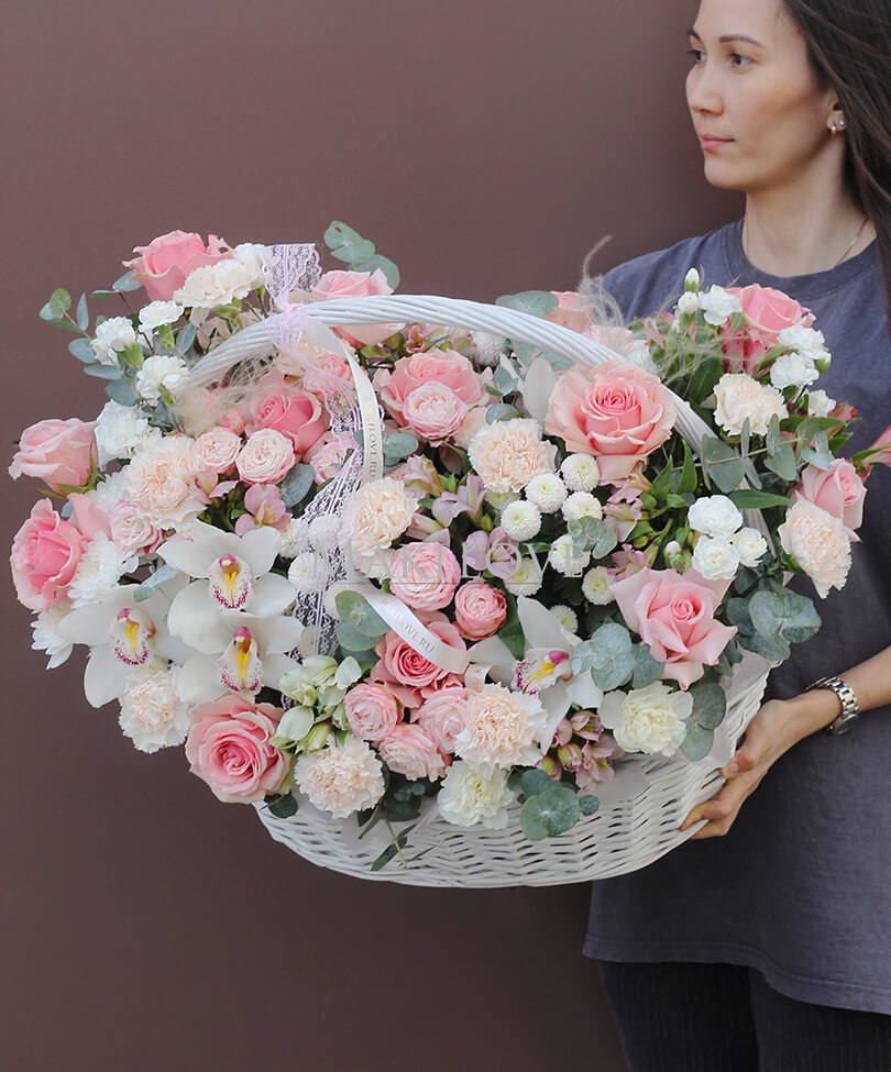 Корзина с цветами "Тайна романтики"