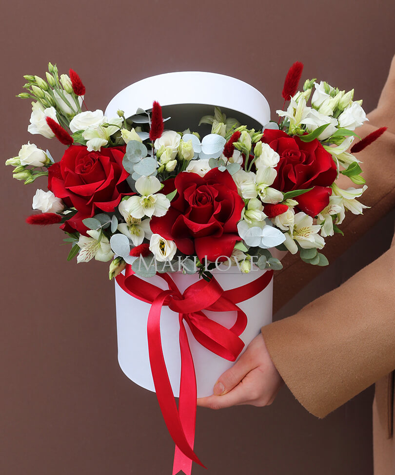 Композиция в шляпной коробке «Боржоми»