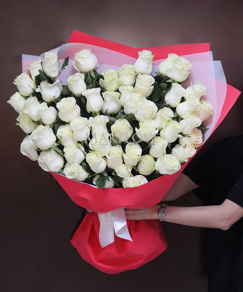 Сердце из 51 белой розы