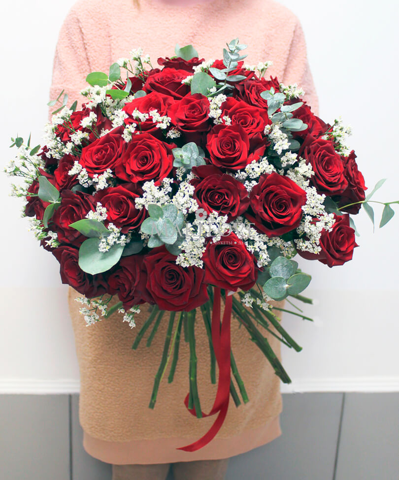 Букет «Чудесный сад» из 35 красных роз