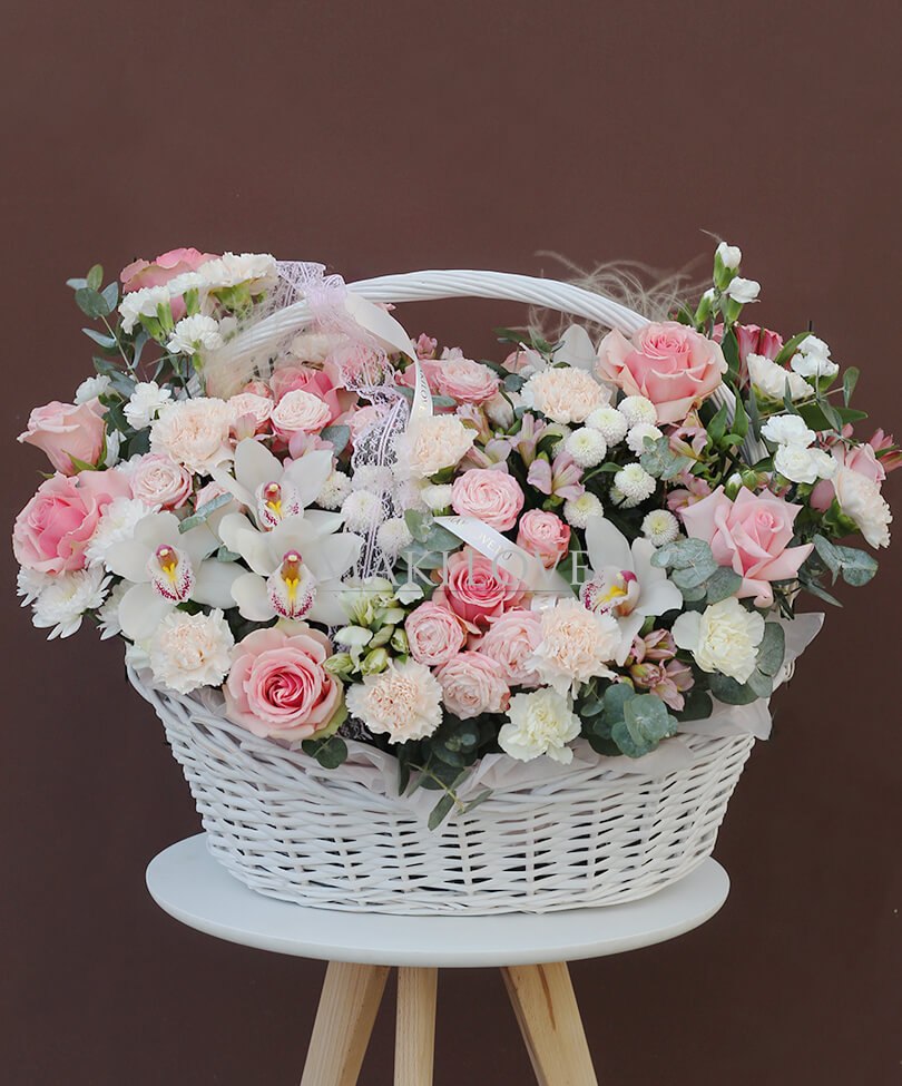 Корзина с цветами "Тайна романтики"
