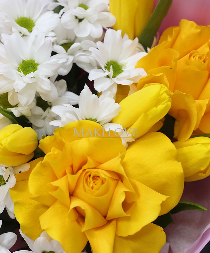 Сборный букет из роз, хризантем и тюльпанов