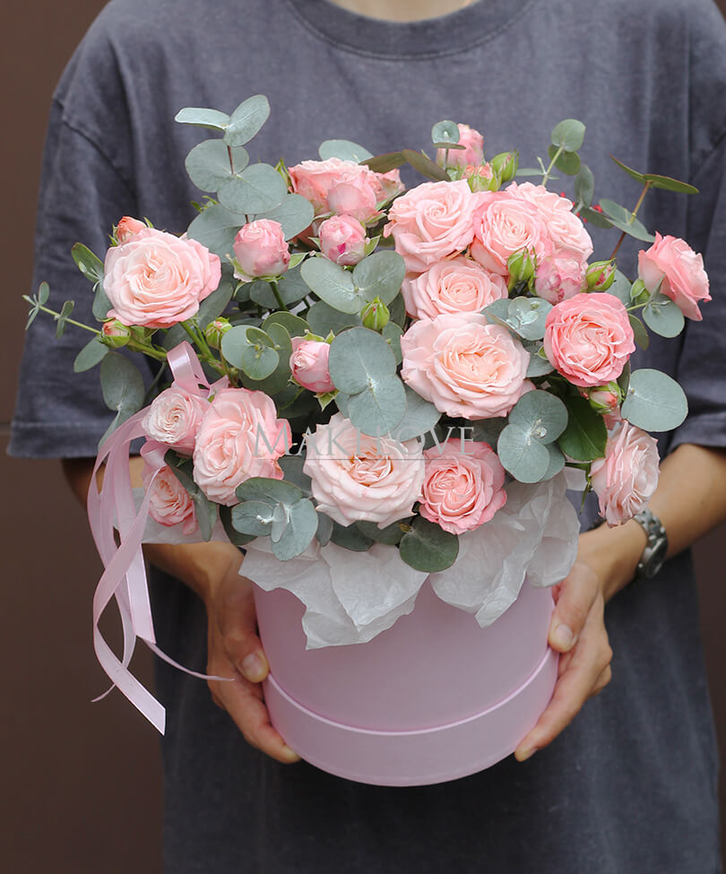 Букет кустовых роз в коробке