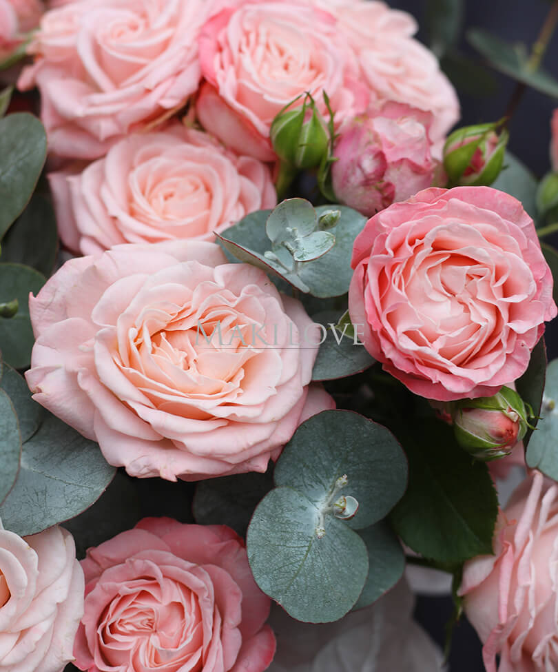 Букет кустовых роз в коробке