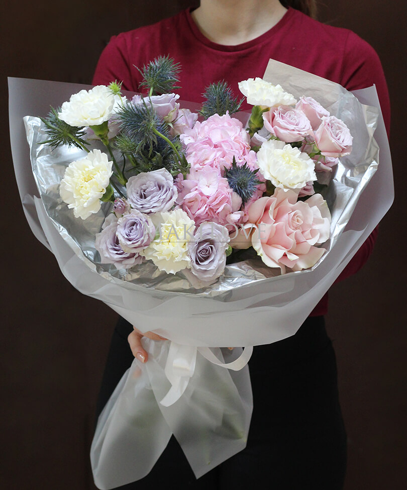 Букет с кустовыми розами "Загадочный"