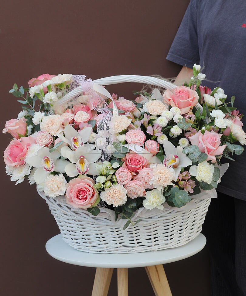 Корзина с цветами "Тайна романтики"