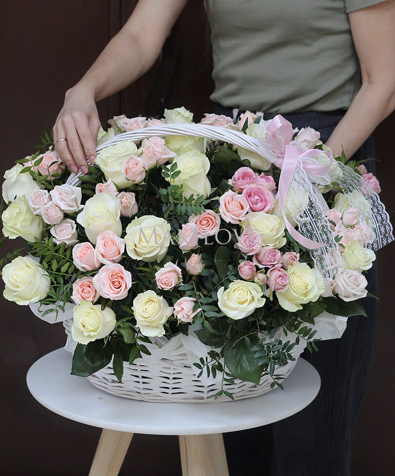 Корзина из кустовых и одноголовых роз