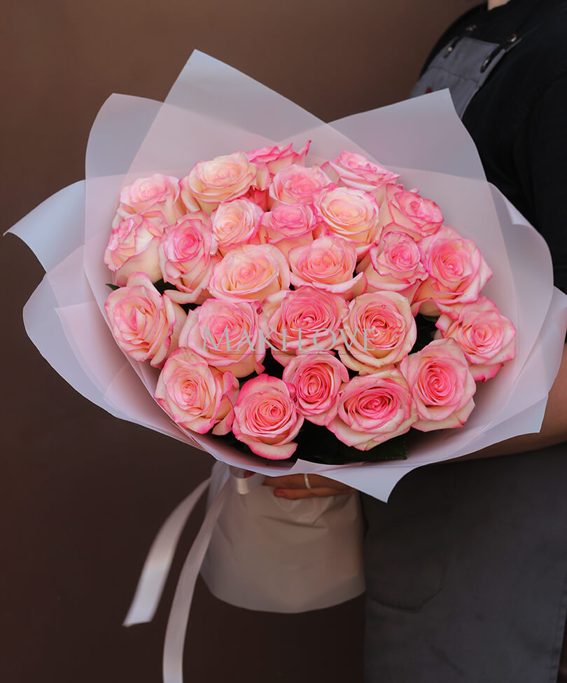 25 розовых роз