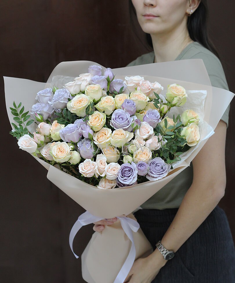 Букет из 15 двухцветных кустовых роз