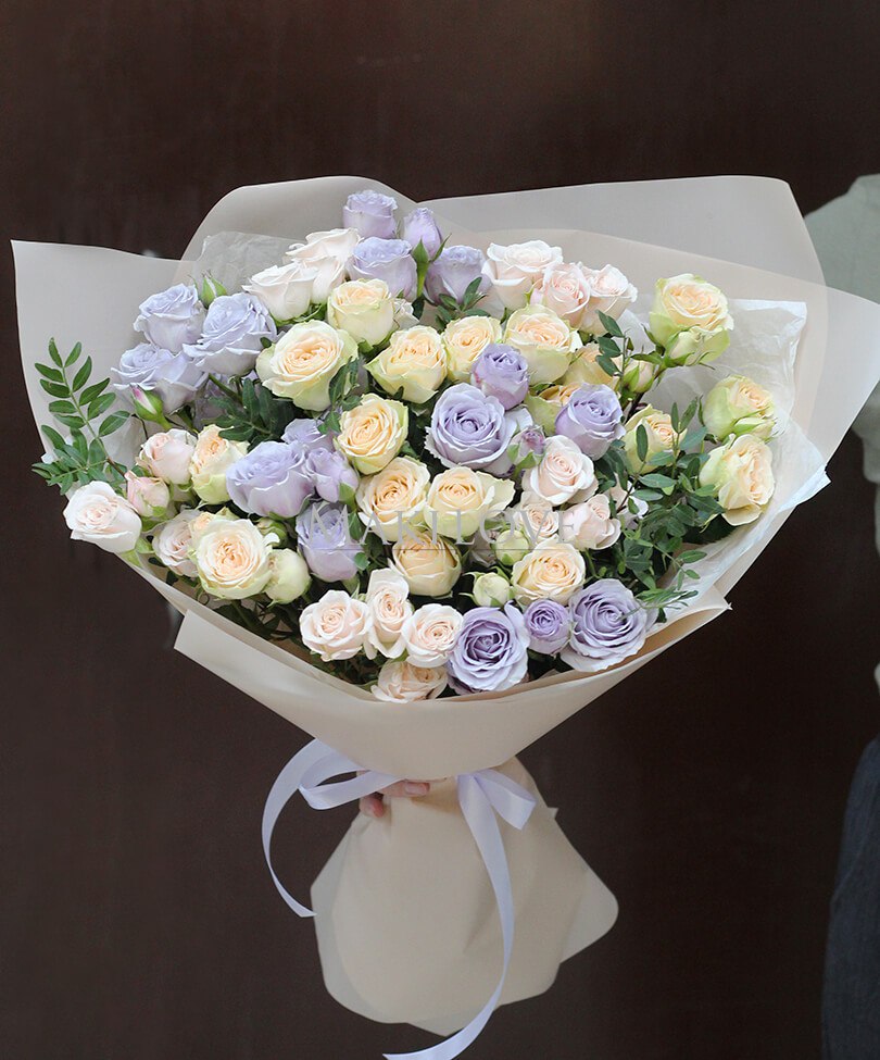 Букет из 15 двухцветных кустовых роз