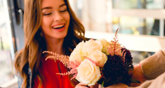 10 способов послать цветы девушке