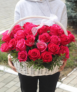 Корзина алых роз