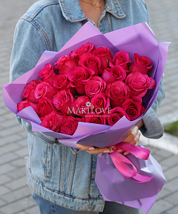 Букет 25 розовых роз в крафт бумаге